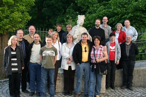 Familienkreis 2 vor der Klosterkirche in Scheyern mit Pater Benedikt